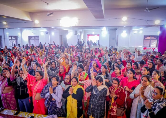 शिव कृपा आनंद महोत्सव में श्रद्धालुओं की भारी भीड़