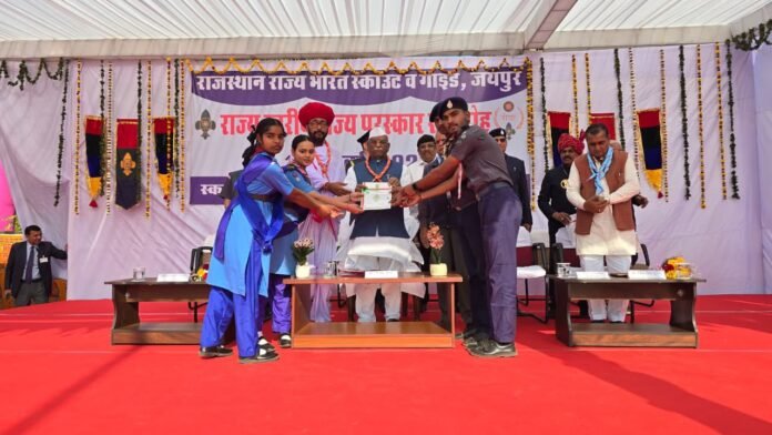 समापन समारोह में सम्मानित होते युवा प्रतिभागी