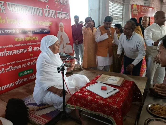 5555 साध्वी जी को पुस्तक भेट करते हरीश जैन