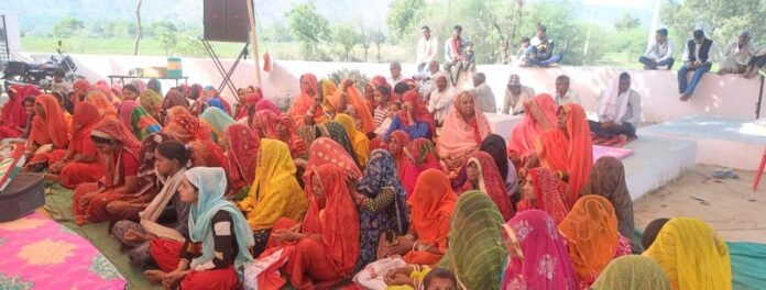 एक दर्जन गांवों से बड़ी संख्या में लोग शामिल