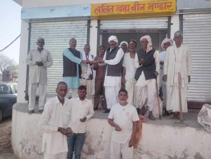 ग्राम गाँगरौली में ग्रामीणों को पीले चावल बाँटते किसान नेता इन्दल सिंह जाट