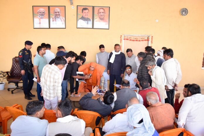 581 तिजारा विधानसभा क्षेत्र में जनसुनवाई करते हुए बालकनाथ योगी