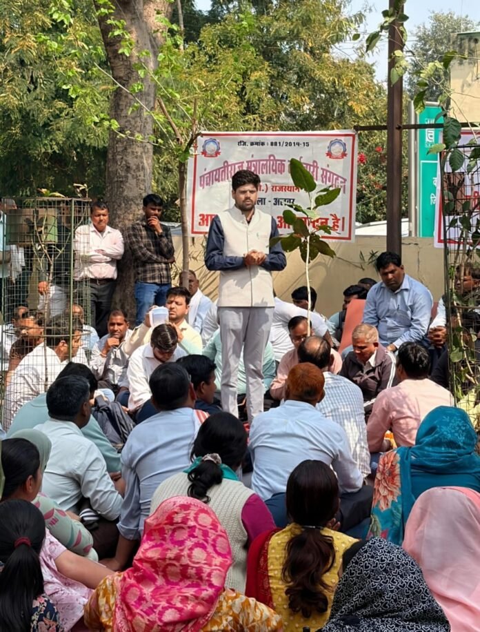 सीईओ के साथ वार्ता के बाद कर्मचारियों ने धरना स्थगित करने की घोषणा की