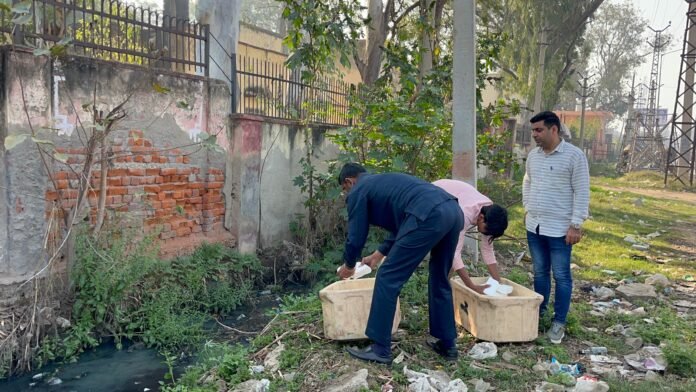 पकड़ा गया 180 किलो सिंथेटिक पनीर मौके पर नष्ट करती टीम