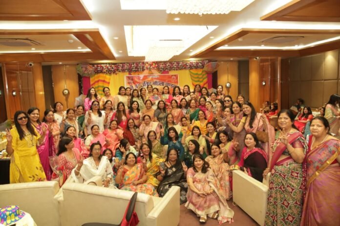 अग्रशक्ति महिला मंडल की सदस्याएं फूलों की होली खेलते हुए