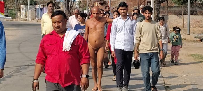 आचार्य 108 विनित सागर महाराज ने खेरली के लिए विहार किया