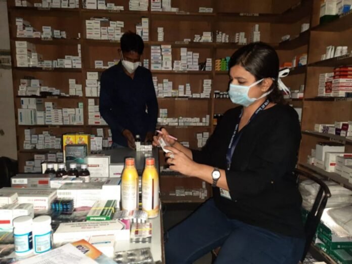 औषधि नियंत्रण विभाग द्वारा मेडिकल स्टोर का निरीक्षण करते अधिकारी