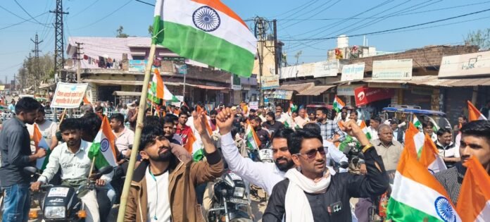 बाइक रैली में शामिल संघर्ष समिति के सदस्य व समर्थक