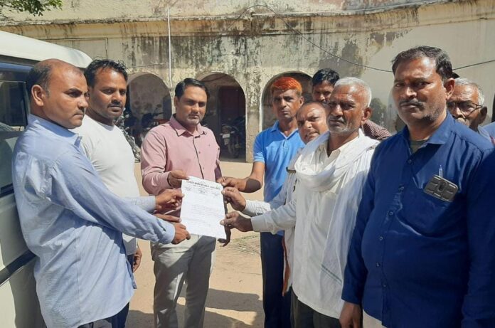 तहसीलदार भानुप्रताप सिंह को ज्ञापन सौंपते हुए