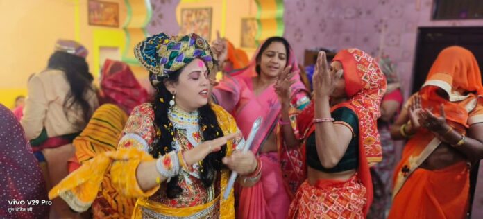 634 फागोत्सव के दौरान राधा-कृष्ण झांकी के समक्ष भजन-कीर्तन एवं गुलाल उड़ाती महिला मंडली