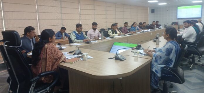 अलवर कलक्ट्रेट सभागार में नगर निकायों के विकास कार्यों की समीक्षा बैठक लेती जिला कलक्टर डॉ. आर्तिका शुक्ला