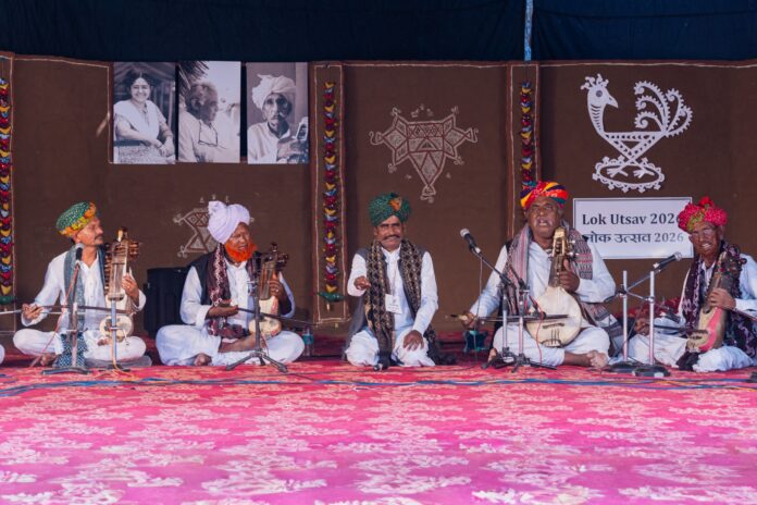 643 लोक उत्सव के दूसरे दिन प्रस्तुति देते लोक कलाकार