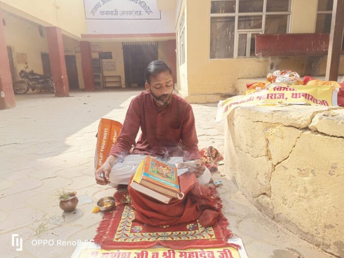 646 गणेश मंदिर के पुजारी दिनेश शर्मा अवैध कब्जे को हटवाने की मांग को लेकर अनशन पर