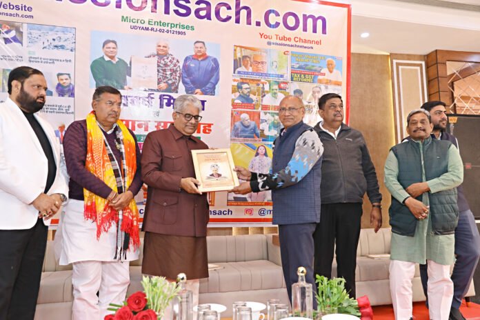 केंद्रीय मंत्री भूपेंद्र यादव व राजस्थान सरकार के मंत्री संजय शर्मा सम्मानित करते हुए।