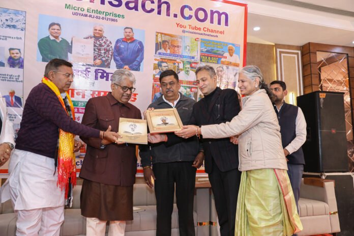 IMG_1491 संजय सचेती को सम्मानित करते केंदीय वन एवं पर्यावरण मंत्री भूपेंद्र यादव व राजस्थान सरकार के मंत्री संजय शर्मा