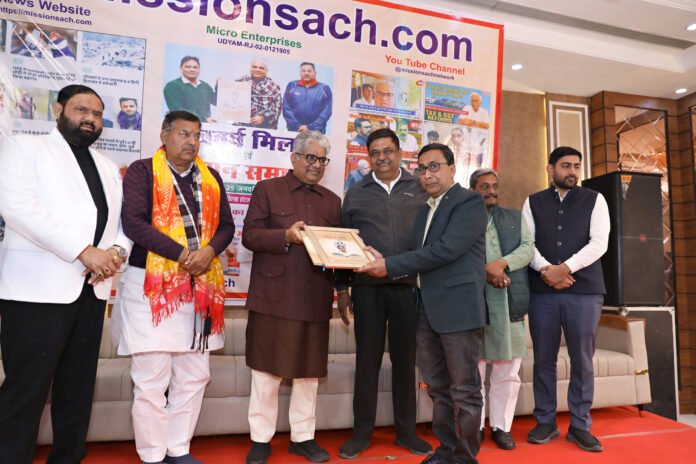 प्रदीप जैन को सम्मानित करते केंद्रीय मंत्री भूपेंद्र यादव एवं राजस्थान सरकार के मंत्री संजय शर्मा।