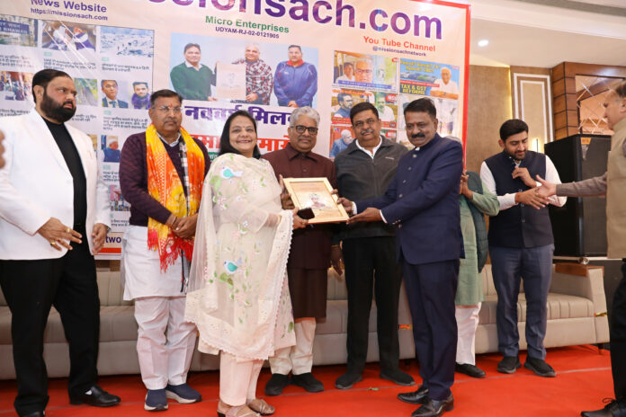 नमन जैन के माता पिता को सम्मानित करते केंदीय मंत्री भूपेंद्र यादव व राजस्थान सरकार के वन एवं पर्यावरण मंत्री संजय शर्मा ।