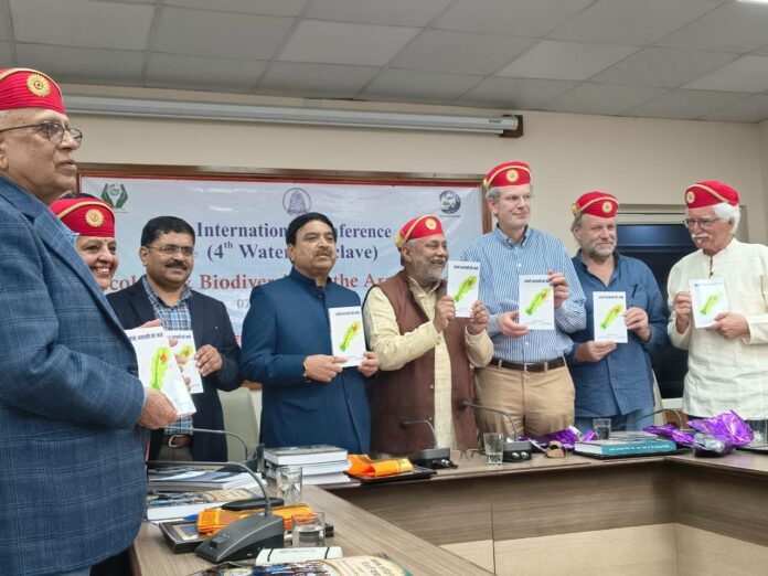 घोषणा पत्र जारी करते हुए