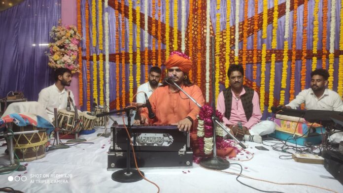 संकीर्तन में भजनों की प्रस्तुति देते प्रसिद्ध भजन गायक गुलाब नाथ महाराज।