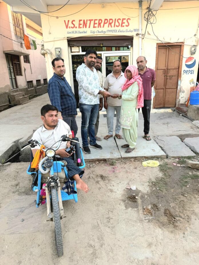 सहयोग राशि देते हुए