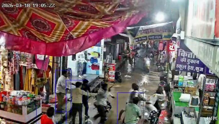 12 लोगों ने युवक पर किया जानलेवा वार, हाथ टूटा