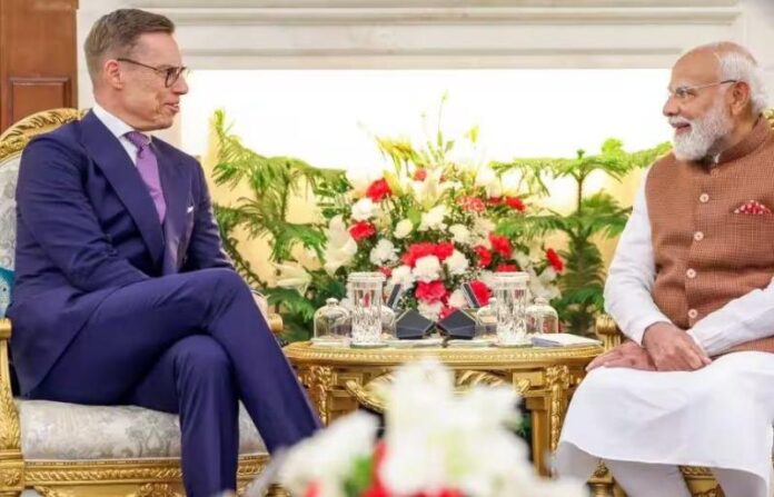 फिनलैंड के राष्ट्रपति के साथ वार्ता करते मोदी