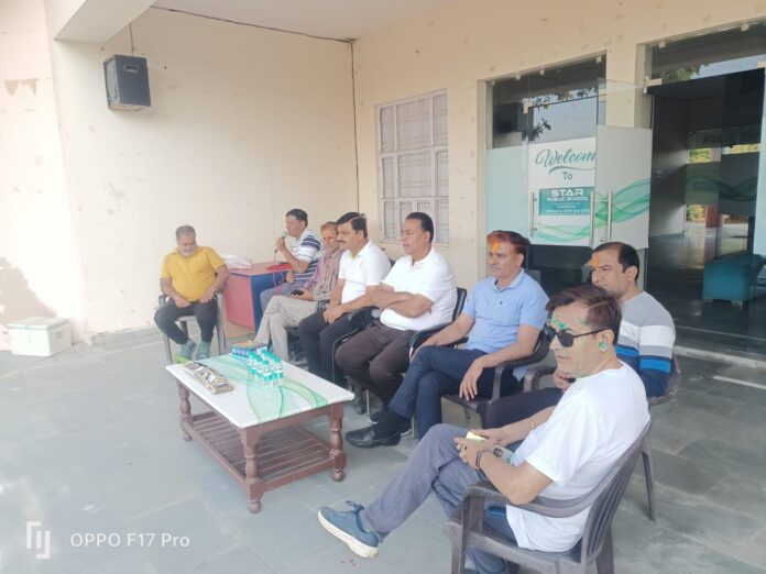 मैंच देखते अतिथि