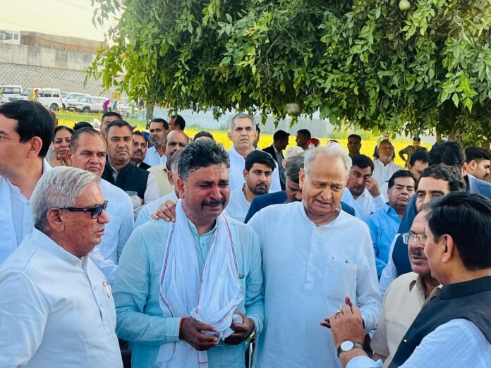 656 पैतृक गांव काठूवास में अंतिम दर्शन के लिए उमड़ा जनसैलाब