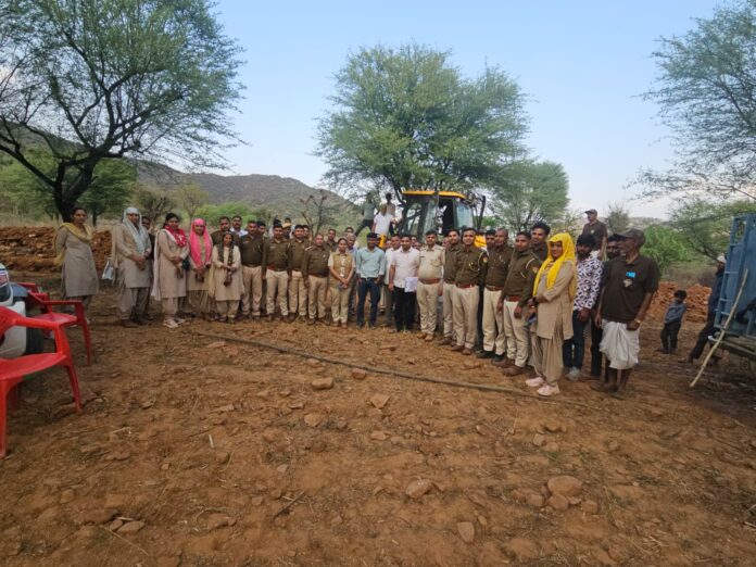 वन भूमि को अतिक्रमण मुक्त कराती वन विभाग की टीम