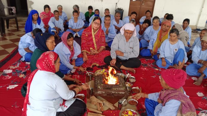अपना घर महिला आश्रम में आयोजित गायत्री यज्ञ में सहभागी आश्रम की महिलाएं एवं गायत्री परिवार के सदस्य।