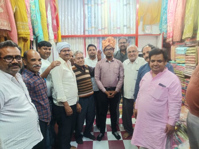 670 व्यापारियों, मित्रों और समाज के प्रबुद्धजनों ने उनके घर और दुकान पहुंचकर शुभकामनाएं दीं