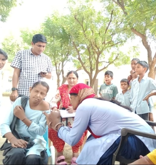 आंगनबाड़ी केंद्रों पर किशोरियों की स्वास्थ्य जांच