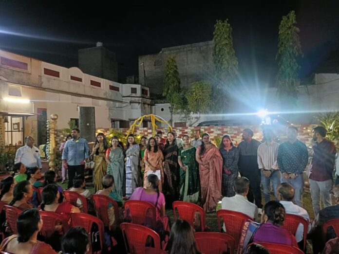 675 समाज सेवा के लिए समर्पित भाव से कार्य करने की शपथ लेते हुए