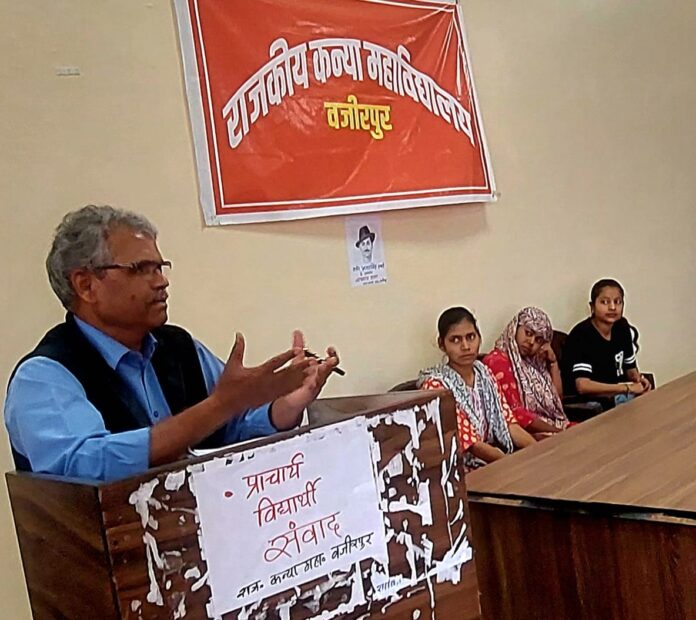 नोडल अधिकारी प्रो. रमेश बैरवा ने छात्राओं से संवाद किया