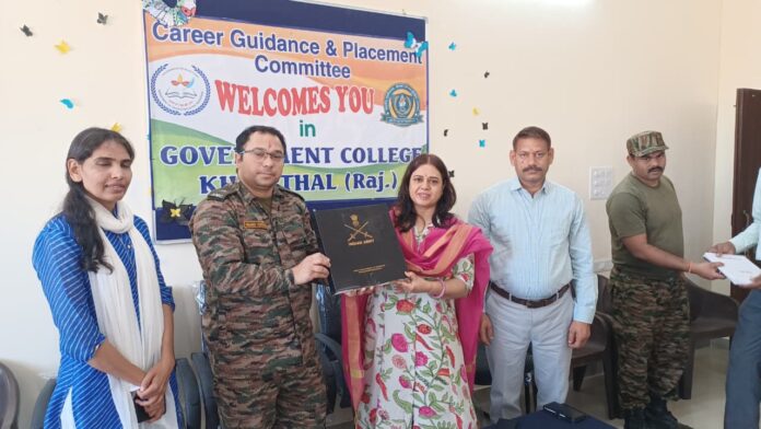 आर्मी प्रतिनिधियों को महाविद्यालय की ओर से पौधा भेंट कर आभार व्यक्त किया