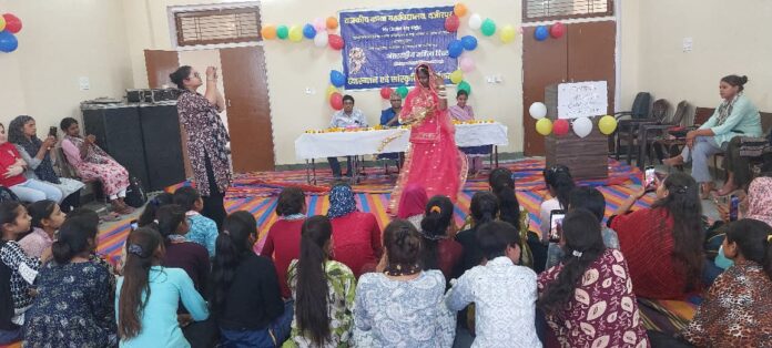 छात्राओं ने लोकगीतों पर नृत्य करते हुए गुलाल होली खेली