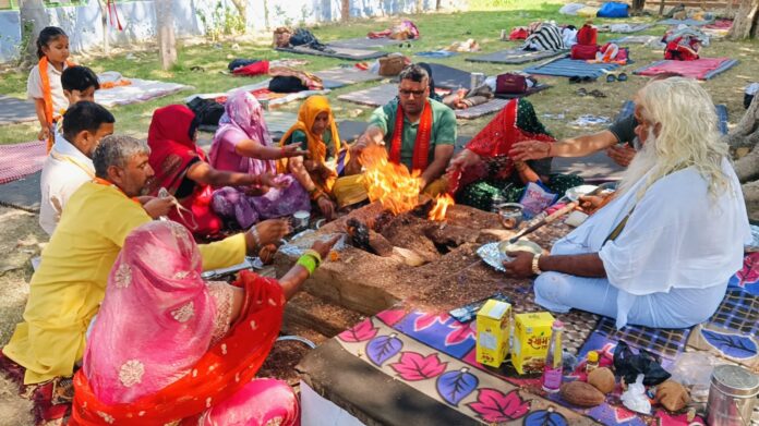लटूरियां हनुमान मंदिर में आयोजित धार्मिक कार्यक्रम में जुटे भक्तजन