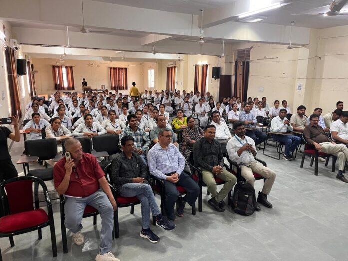 नर्सिंग कॉलेज में जागरूकता कार्यक्रम