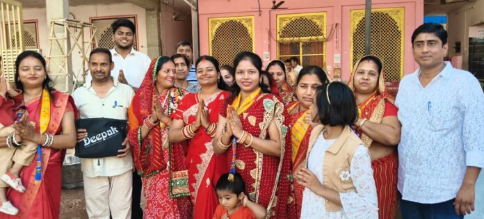 कार्यक्रम की व्यवस्थाओं में जुटे सुरेश गुप्ता परिवार के सदस्य और सहयोगी