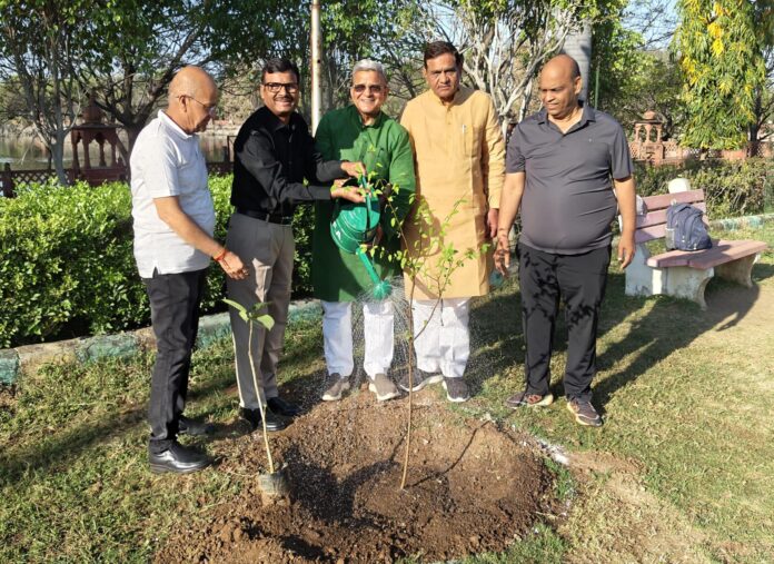 स्मृति वन में रुद्राक्ष का पौधा लगाते आईएएस अधिकारी गोपाल चंद्र डाड