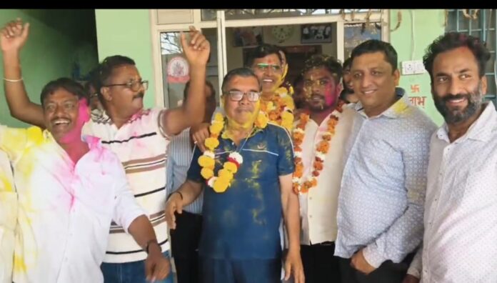 सर्वेश गुप्ता का फूलमालाओं से स्वागत करते समर्थक