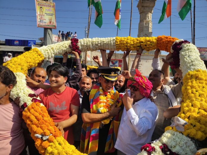 ग्रामीणों ने हर घर से फूल बरसाकर और फूल-मालाओं से उनका सम्मान किया