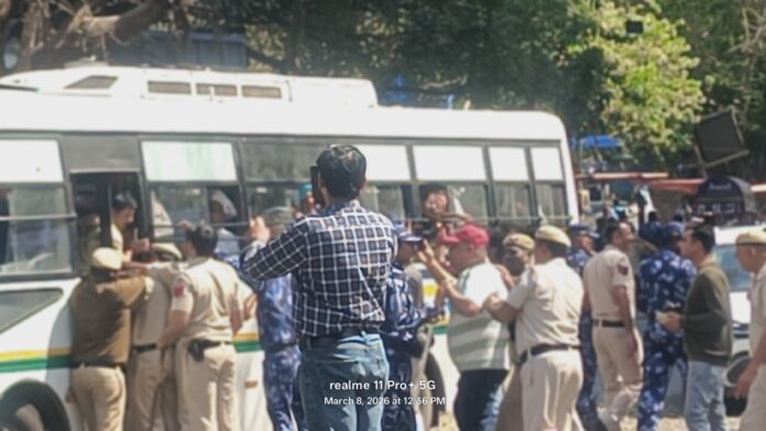 बड़ी संख्या में लोग बस, ट्रेन और निजी साधनों से दिल्ली पहुंचे