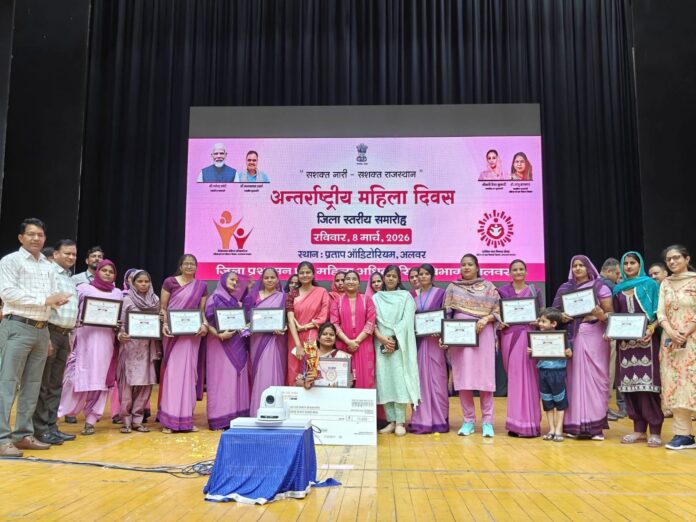 उत्कृष्ट साथिन और आंगनवाड़ी कार्यकर्ताओं का सम्मान