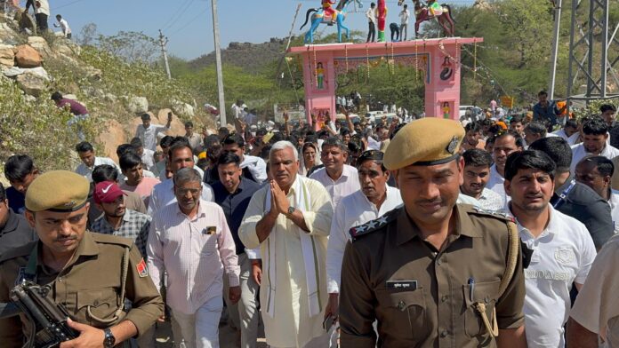 देवनारायण मंदिर परिसर में गृह राज्यमंत्री जवाहर सिंह बेढम