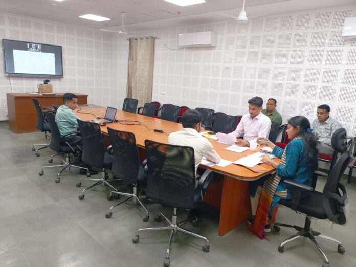 जिला कलक्टर डॉ. आर्तिका शुक्ला ने सोमवार को वीडियो कॉन्फ्रेंसिंग की
