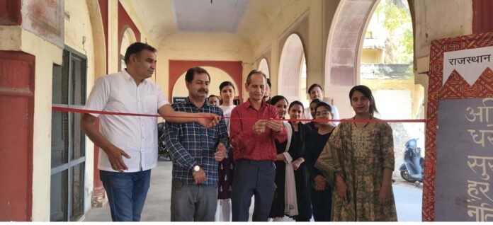 प्रदर्शनी का उद्घाटन पूर्व पार्षद घनश्याम सोनी ने किया