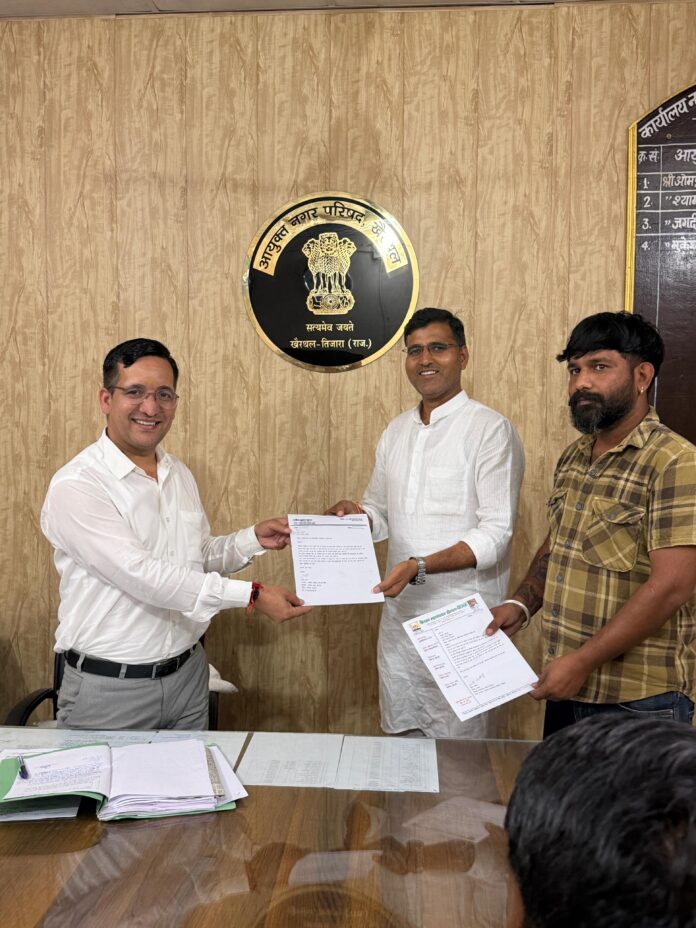 नगर परिषद आयुक्त को पत्र सौंपते व्यापार समिति खैरथल मंडी के अध्यक्ष सर्वेश कुमार गुप्ता