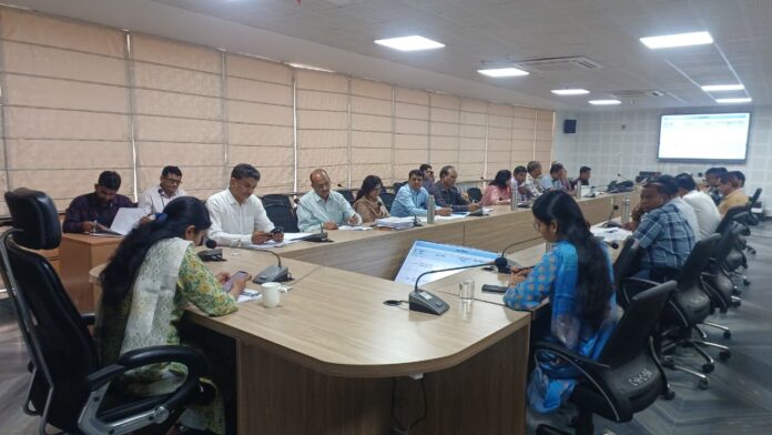 समीक्षा बैठक में संबंधित विभागीय अधिकारियों को आवश्यक दिशा-निर्देश