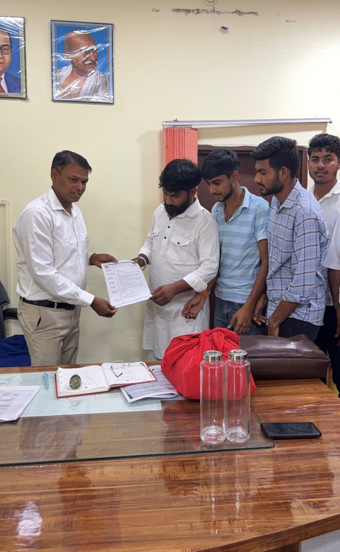 किसानों के प्रतिनिधिमंडल ने कृषि मंडी सचिव को ज्ञापन सौंपकर समस्या से अवगत कराया